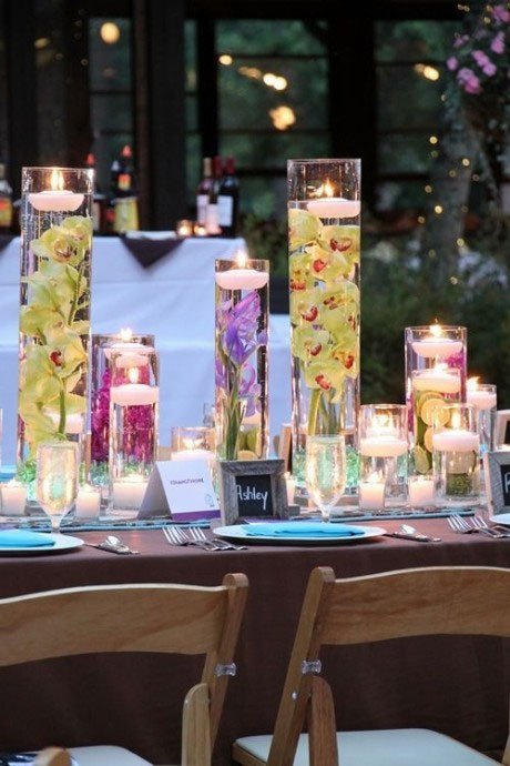 idées décor de table avec vase et fleurs immergées